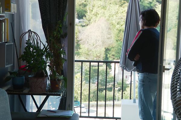 Claudine a beau ouvrir sa baie vitrée, une frontière invisible l'empêche d'accéder à son balcon. Depuis deux semaines, elle ne peut plus profiter de l'espace extérieur de l'appartement dont elle est copropriétaire.