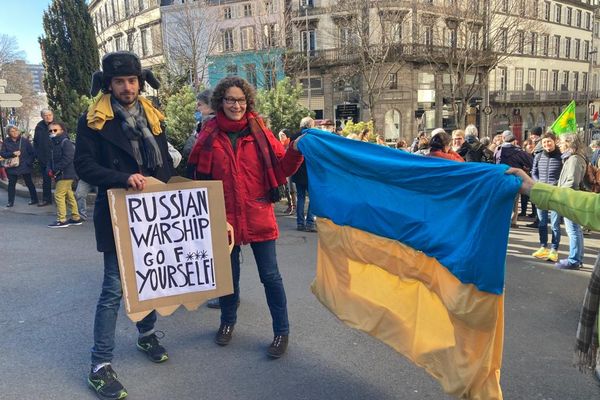 Près de 400 personnes se sont rassemblées devant la préfecture du Puy-de-Dôme, à Clermont-Ferrand, samedi 26 février, pour soutenir le peuple ukrainien.