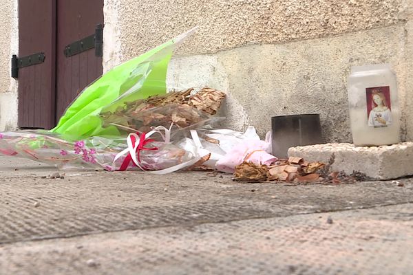 Devant l'ancien domicile d'Angélique Clere à Monéteau (Yonne), les fleurs et hommages pour cette femme victime de féminicide sont encore là, le drame dans toutes les têtes. 