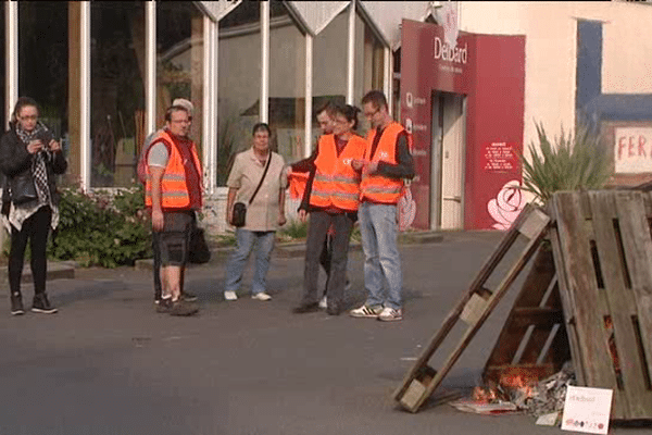 Les salariés de la jardinerie Delbard à Bénouville devant le magasin fermé. Un huissier doit passer ce mardi récupérer les clés.