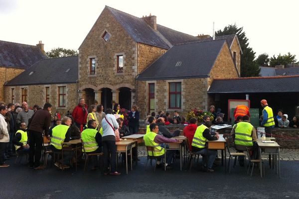 Des parents d'élèves du cours moyen de l'école publique de Louannec (22) manifestent contre l'occupation d'une classe par Diwan.