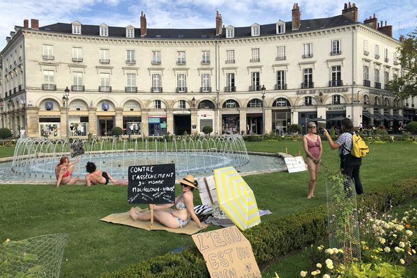 Baignade militante dans la fontaine devant la mairie de Tours