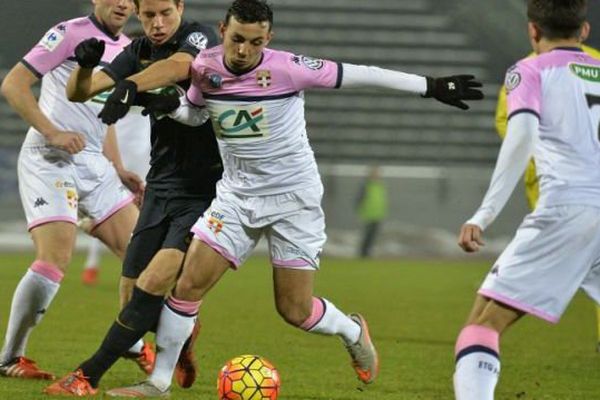 Le milieu de terrain de Monaco Mario Pasalic défie le Haut-Savoyard Zakrya Abarouai lors des 16es de finale de la Coupe de France à Annecy, le 20 janvier 2016.