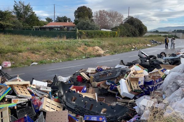 Avec cette décharge sauvage à proximité, les maisons de ce quartier de Marseille sont quasiment invendables.