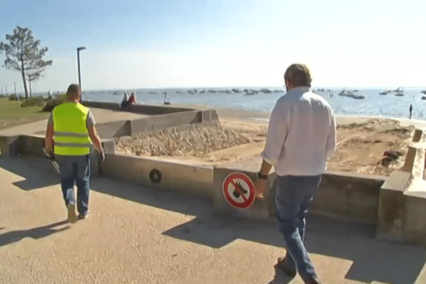 A chaque grande marée, les agents municipaux condamnent les douze portes d'accès à la promenade du littoral...