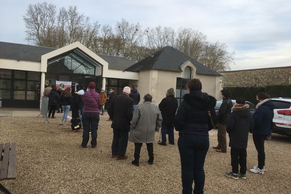 Une file d'attente ce  mardi 16 février au matin, devant la Salle des fêtes de Richelieu