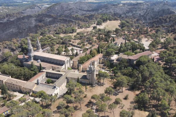 Incendie de la Montagnette : le retour des chanoines dans l'Abbaye de Frigolet