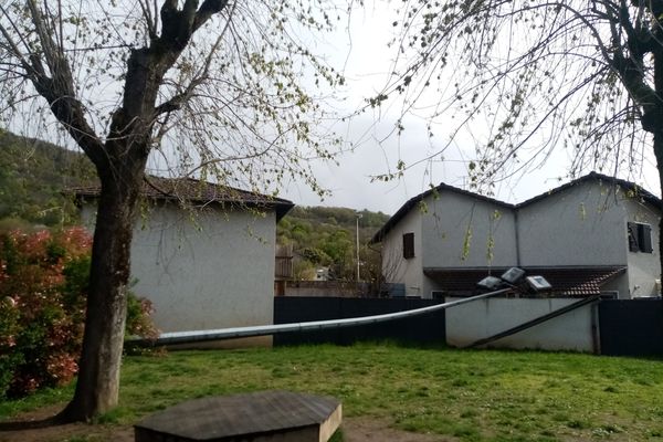 Ce poteau électrique est tombé dans la cour d'une école maternelle en touchant deux habitations, suite à une rafale de vent.