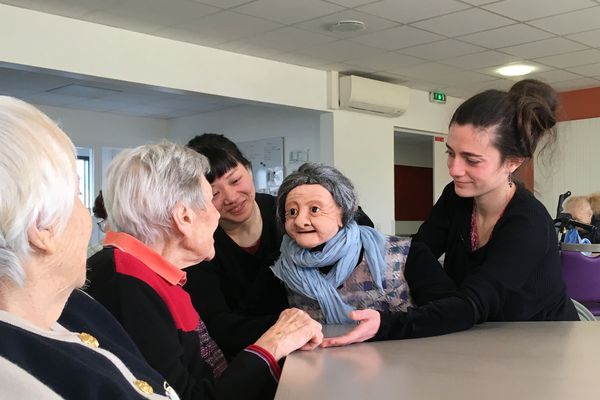 La marionnette Germaine papote avec les résidentes de l'EHPAD de Hillion