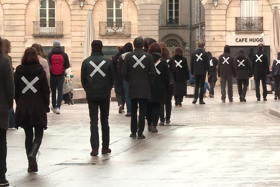 The intermittents of the spectacle organize a silent march in Dijon against the reform of unemployment insurance