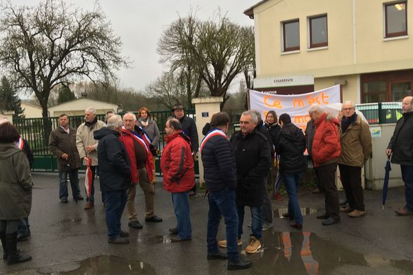 Une trentaine d’élus et d’habitants du secteur d’Aigre ont manifesté ce mercredi en bloquant toute sortie du centre routier départemental.