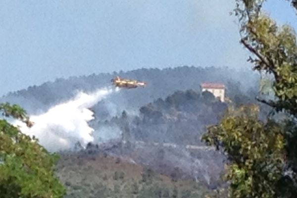 Deux canadairs survolent la zone. 