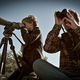 Olivier Larrey, photographe animalier et réalisateur du documentaire "Kilomètre zéro", observe les animaux avec son fils Eliel.