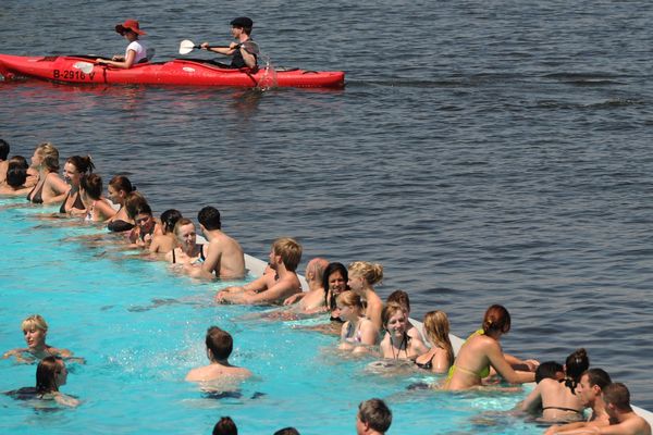 La Badeschiff, piscine flottante située à Berlin, sur le fleuve Spree.