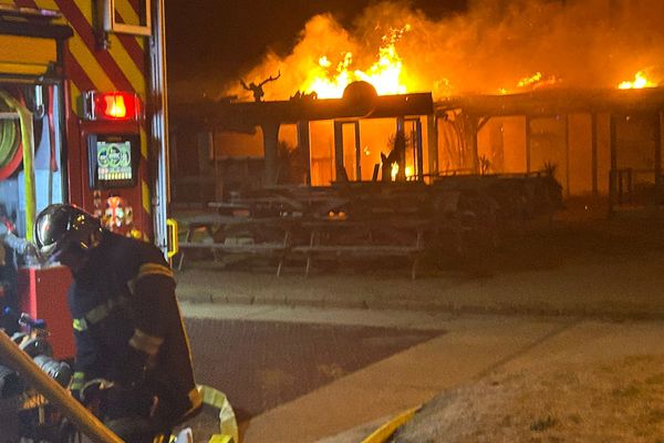 Le restaurant L'Albatros à Palavas-les-Flots, près de Montpellier a été complètement détruit par un incendie lundi 25 novembre en début de soirée. Des bouteilles de gaz ont explosé. Un appartement à proximité a brûlé. Il n'y a pas de blessé.