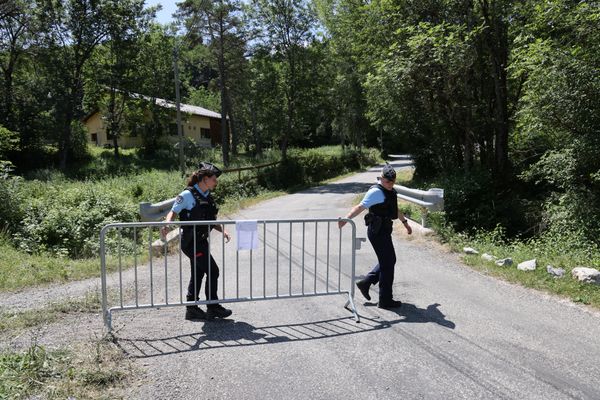 Les gendarmes bloquent l'accès au hameau du Vernet, après la disparition du petit Emile.