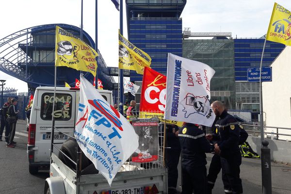 A l'appel de deux syndicats, les Sapeurs-Pompiers des Bouches-du-Rhône ont manifesté ce matin devant le conseil départemental. Ils protestent contre la remise en cause d'un accord cadre, signé il y a 4 ans, avec la direction. 