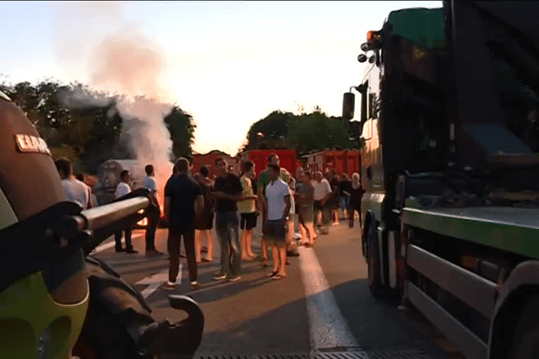 Avec leurs tracteurs, les agriculteurs ont bloqué le péage de Pau hier soir, permettant aux automobilistes de le franchir sans payer. 