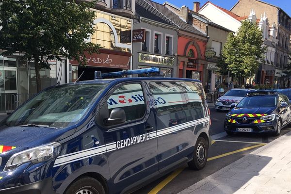 Plusieurs véhicules de gendarmerie sont mobilisés sur cette opération rue Nationale à Forbach (Moselle) ce lundi 24 juin 2019.