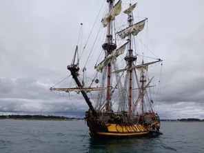 Le navire russe Le Shtandart au large de Combrit, dans le Finistère