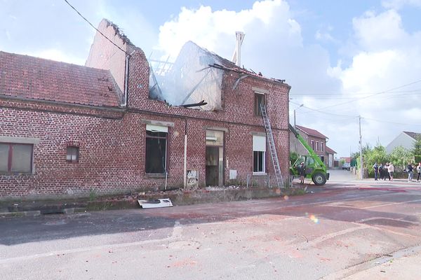 La maison incendiée à Hondschoote ce lundi matin.