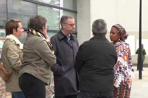 Le maire de Bordeaux Pierre Hurmic s'est rendu dans le quartier des Aubiers où un jeune homme de 18 ans a été tué à l'arme blanche ce vendredi 3 ami à la mi-journée.