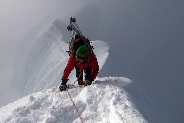 Un soldat du GMHM escaladant la montagne de Darwin, au Chili, en 2011.