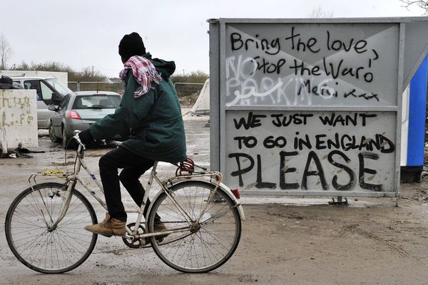 Un tag "Nous voulons juste aller en Angleterre, s'il vous plaît", dans le camp de réfugiés de Calais. 