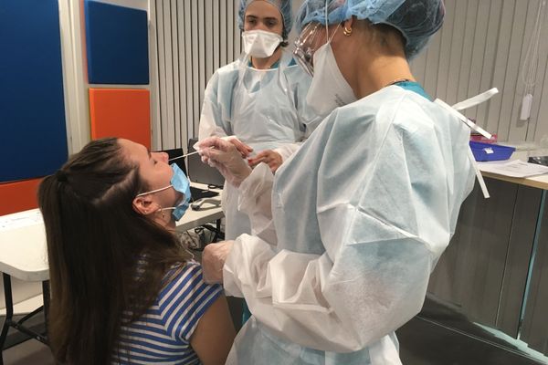 Un centre de prélèvement au Covid-19 a été installé à l'Université Grenoble-Alpes ce lundi 7 septembre 2020.