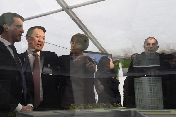 Le Premier ministre français Manuel Valls (à g.) avec Zhaung ShenAn, directeur du groupe chinois INESA, lors de la présentation de l'usine de développement d'entreprise de diodes construites par INESA, le 21 mars 2016 à Les-Trois-Domaines (Meuse).