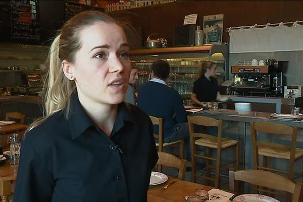 Daniela Cochior, chef de rang dans un restaurant à Limoges espère bientôt pouvoir financer ses études à Limoges