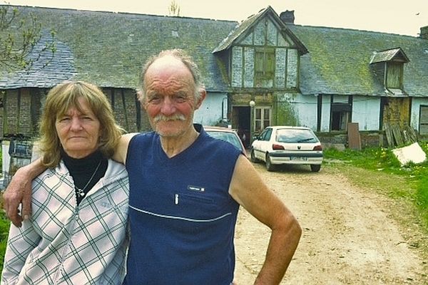 Nicole et Francis Gosselin devant leur maison à Bosc-Mesnil (Seine-Maritime)