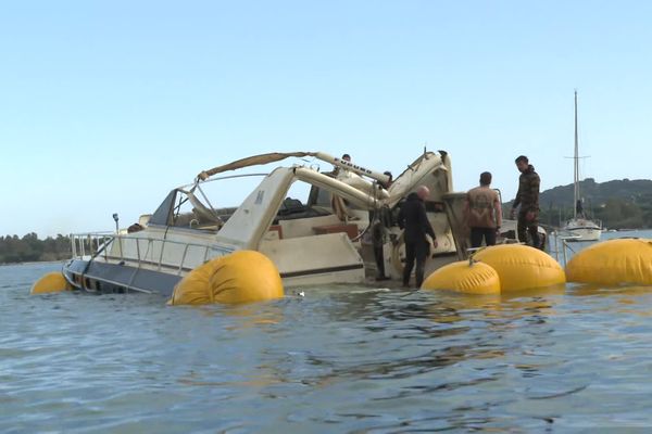 C'est grâce à ces grosses bouées jaunes, disposées de part et d'autre de l'épave,  que le yacht a pu être remonté à la surface.