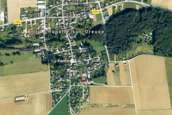 La commune de la Chapelle-sur-Oreuse est située à une dizaine de kilomètres de Sens, dans l'Yonne. 