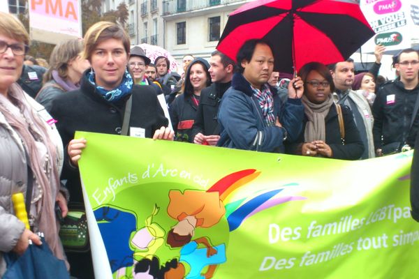 Les manifestants pour le mariage pour tous en compagnie de Françoise Clergeau, député PS et conseillère municipale à la mairie de Nantes,le 17 novembre 2012