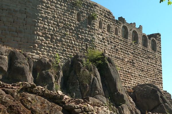 Le Bernstein, un château de granit, encore doté de belles fenêtres