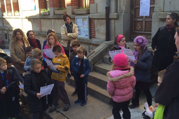 Des écoliers ont chanté la Marseillaise à l'issue de la minute de silence organisée lundi à Pradelles (43).