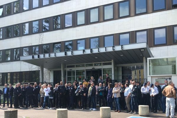 Un rassemblement a eu lieu devant le commissariat de Dijon, comme un peu partout en France, vendredi 19 avril 2019. Objectif : obtenir "des mesures fortes et immédiates" pour lutter contre les suicides dans la police.
