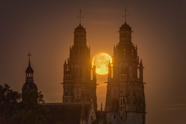 "Après que les nuages m'ont empêché d'immortaliser l'éclipse totale de Lune de mai 2022 au-dessus de la cathédrale Saint-Gatien de la ville de Tours, je suis retourné un mois plus tard pour enfin réussir la composition que j'avais en tête depuis quelque temps."