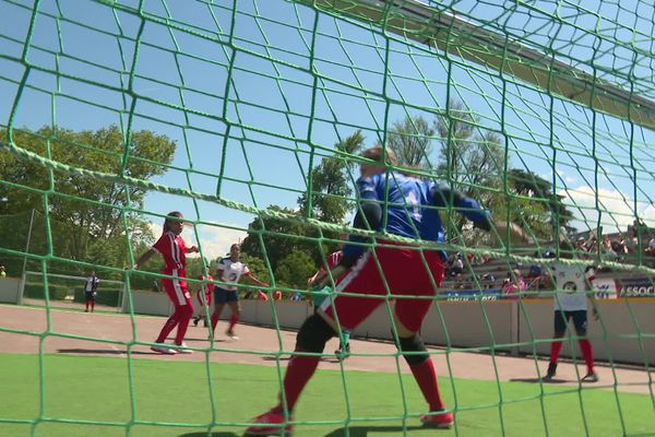 "On a tous des soucis, des problèmes, à gauche à droite, mais quand on vient au foot, on oublie tout", témoigne Latifa Boutheldja, joueuse de l'équipe française