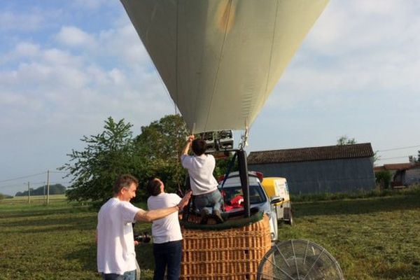 Préparation de la montgolfière avant le vol.