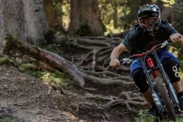 Six mois de réflexion et un mois de travail ont été nécessaires avant que Romain Marandet ne s'élance, en VTT, au dessus du peloton du Tour de France! 