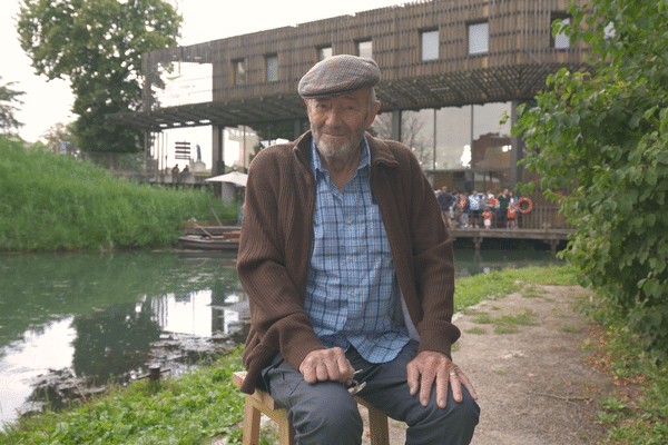 Benoît Allemane, voix française de Morgan Freeman, décédé le 4 janvier 2025, interprète ici le personnage de Capiau pour la Maison du marais de Saint-Omer.