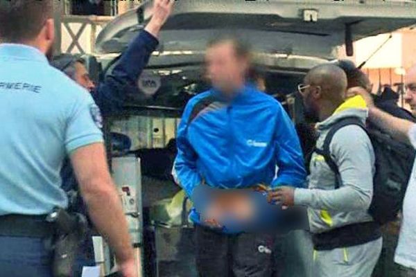 L'accusé (en bleu au centre) arrive au palais de justice de Rouen mercredi 25 mai 2016