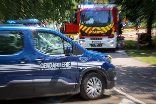 Pompiers et gendarmes sont intervenus sur le lieu de l'incendie.