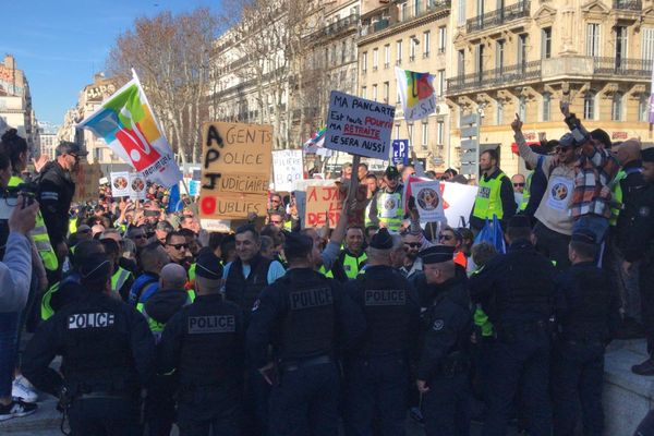 Plusieurs centaines d'agents de la police municipale se sont rassemblés la préfecture pour une meilleure reconnaissance de leur métier et de meilleurs salaires, ce samedi 3 février 2024.