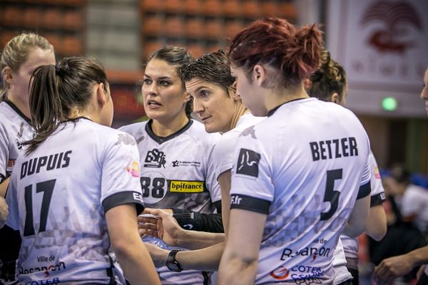 Raphaël Tervel et les joueuses de l'ESBF lors du match de championnat de France de LFH D1 entre le HBCN de Nîmes et Besançon.  