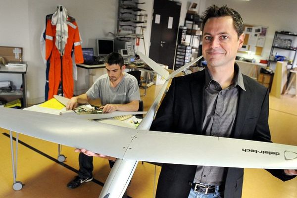 Michael de Lagarde, PDG de la société Delair-Tech présente un drone civil, la spécialité de la maison. En juillet 2015, elle est la première lauréate toulousaine du programme national French Tech.