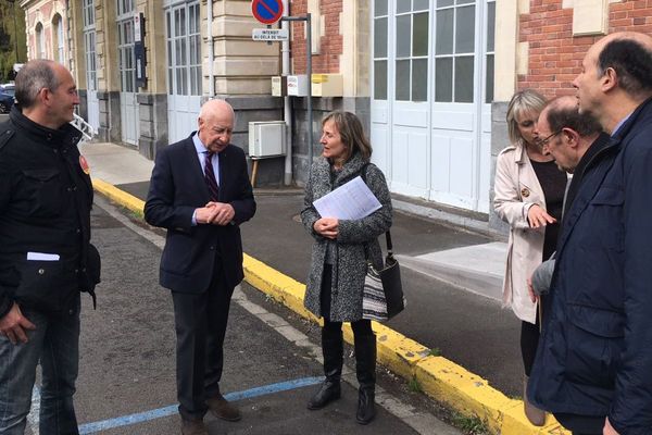 Devant la gare de Royat-Chamalières, les élus et la guichetière se sont retrouvés après l'annonce de la fermeture du guichet. Une "mauvaise nouvelle" selon eux.