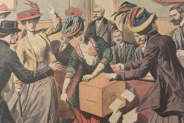 A la une du Petit Journal de l'époque, Hubertine Auclert entourée de militantes féministes vident l'urne d'un bureau de vote à Paris.